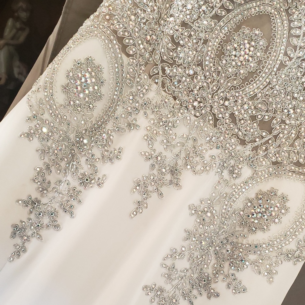 White Gown / Wedding Dress - Picture 4 of 8